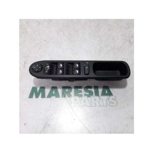 Peugeot - 207 - Multi-functional window switch