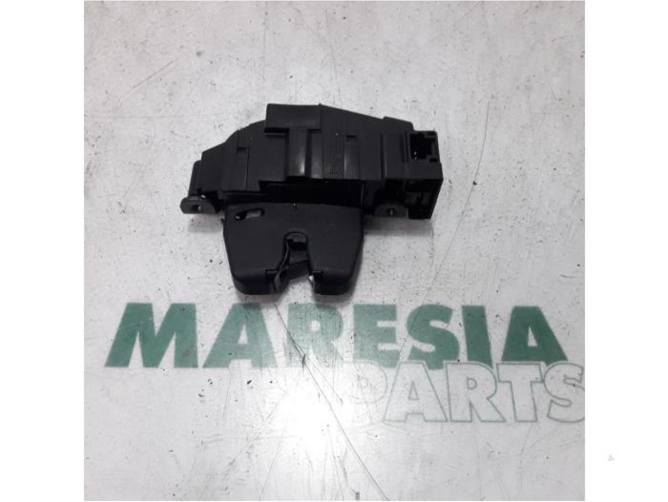 Peugeot - 207 - Tailgate lock mechanism