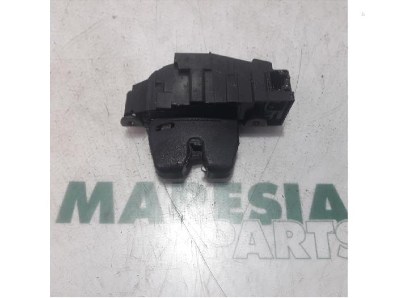 Peugeot - 207 - Tailgate lock mechanism