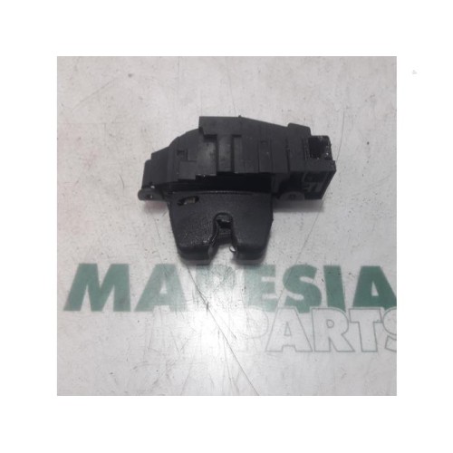 Peugeot - 207 - Tailgate lock mechanism