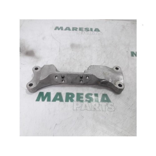 Peugeot - 207 - Engine mount