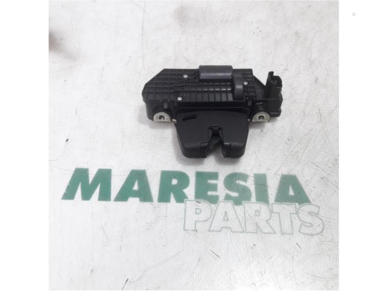 Peugeot - 208 - Tailgate lock mechanism