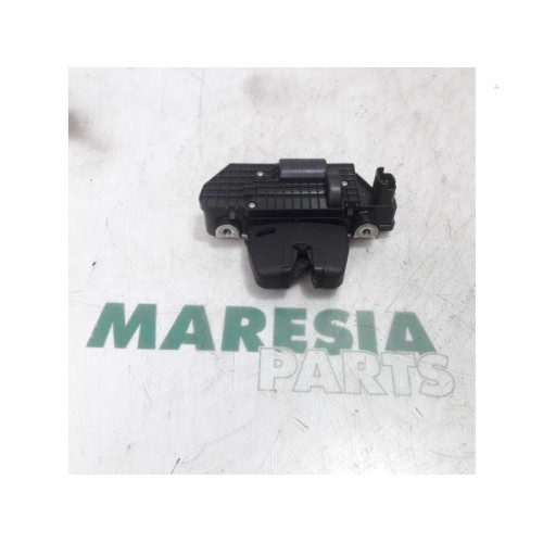 Peugeot - 208 - Tailgate lock mechanism
