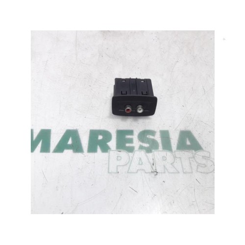 Renault - Scenic - AUX / USB connection