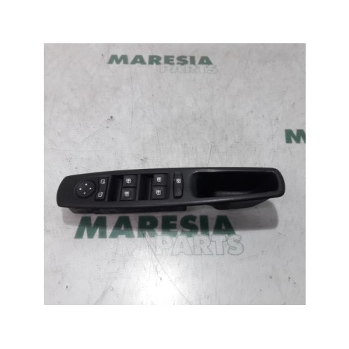 Renault - Megane - Multi-functional window switch