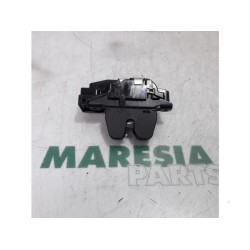 Peugeot - 308 - Tailgate lock mechanism