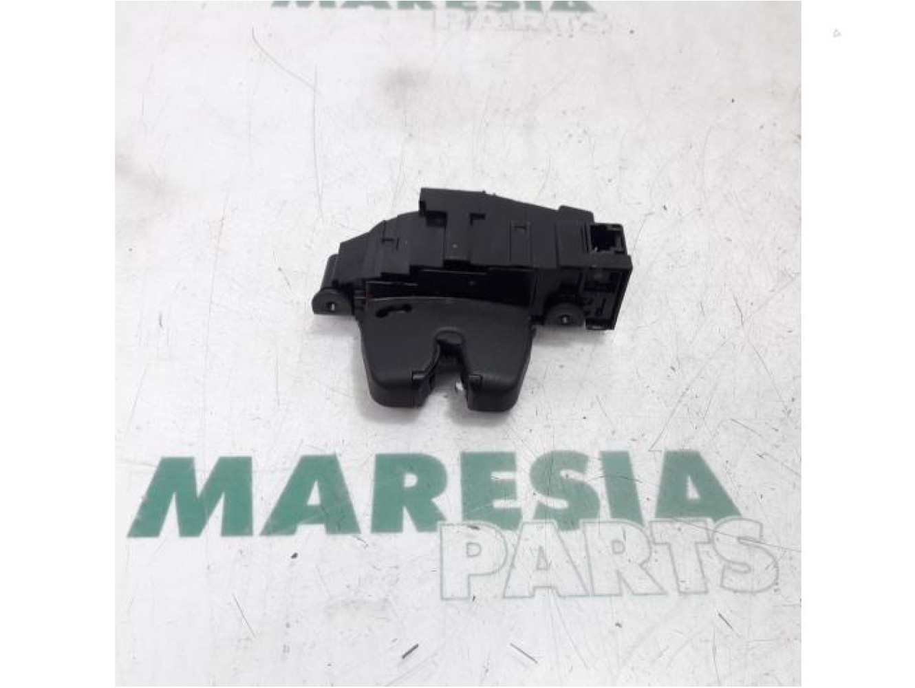 Peugeot - 308 - Tailgate lock mechanism