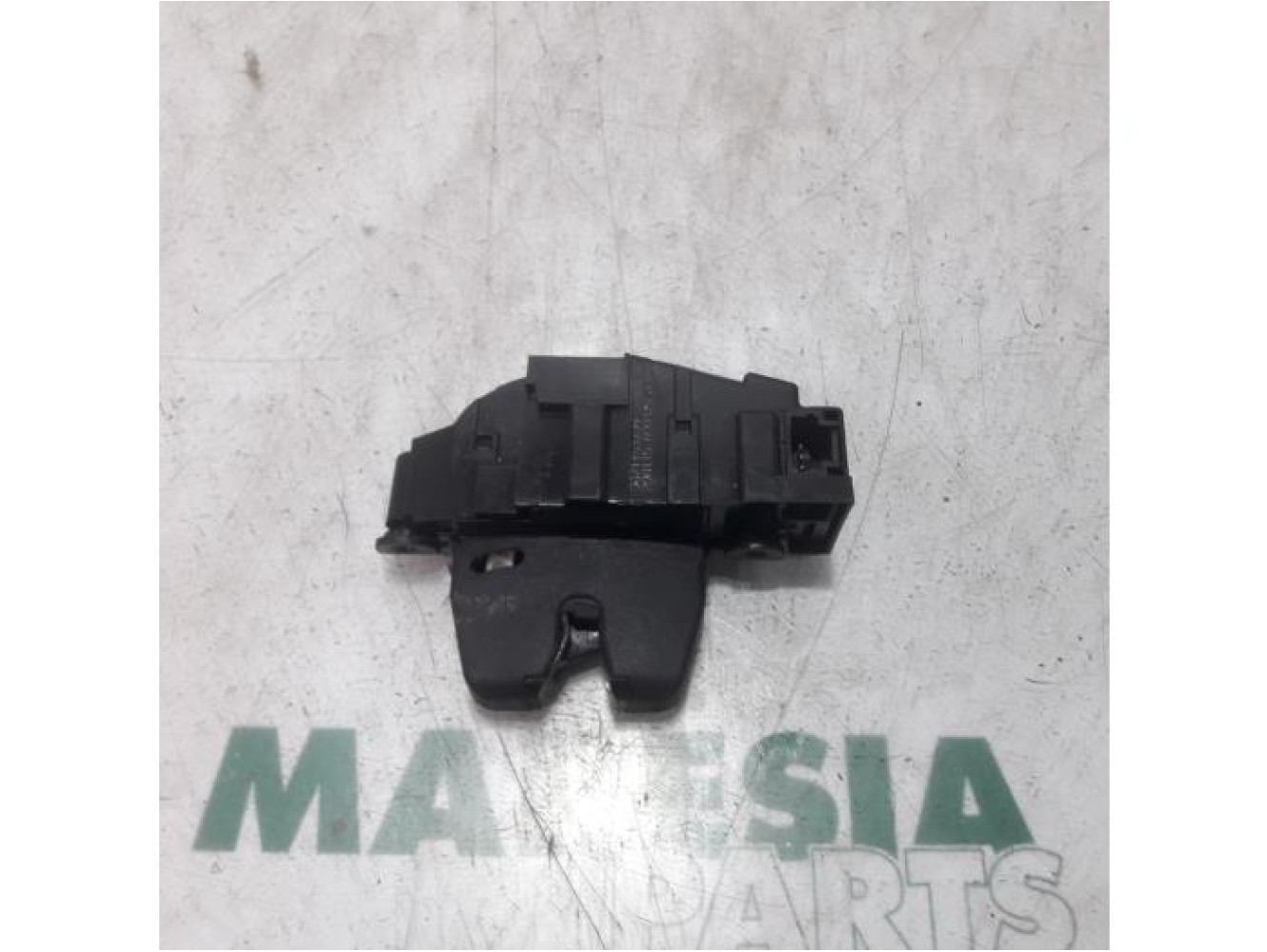 Peugeot - 207 - Tailgate lock mechanism