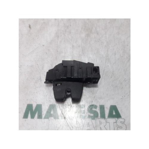 Peugeot - 207 - Tailgate lock mechanism