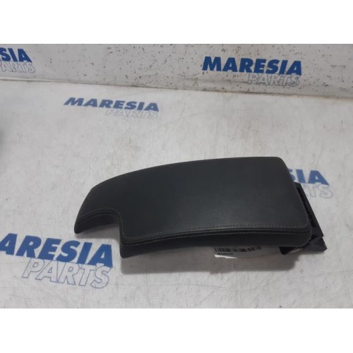 Renault - Megane - Armrest
