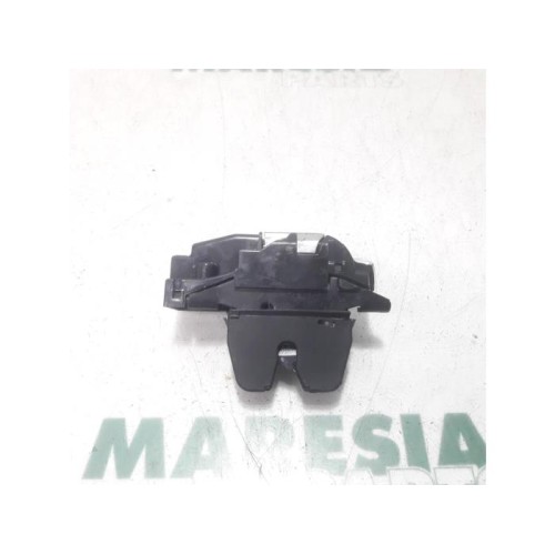 Peugeot - 207 - Tailgate lock mechanism