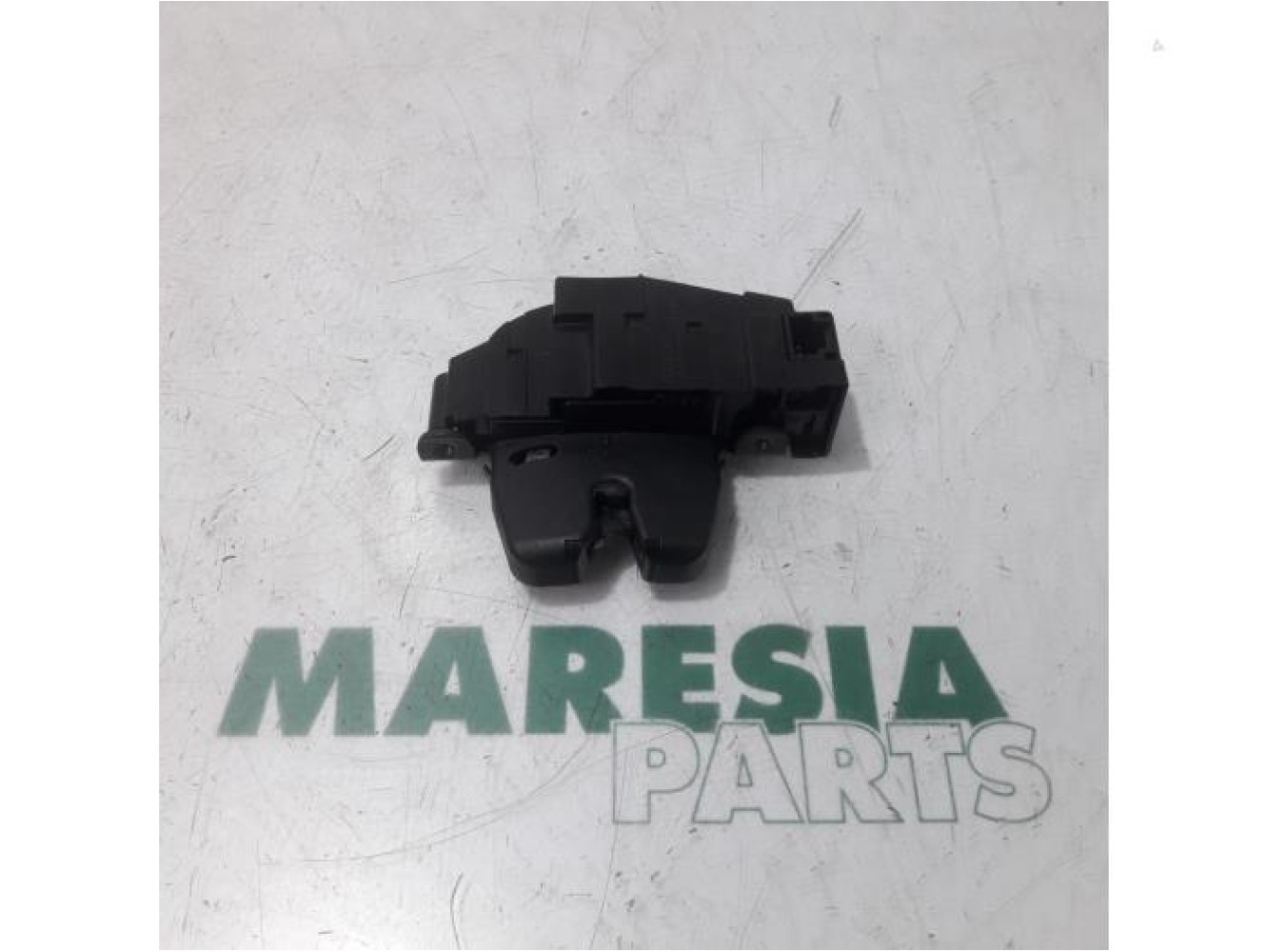 Peugeot - 207 - Tailgate lock mechanism