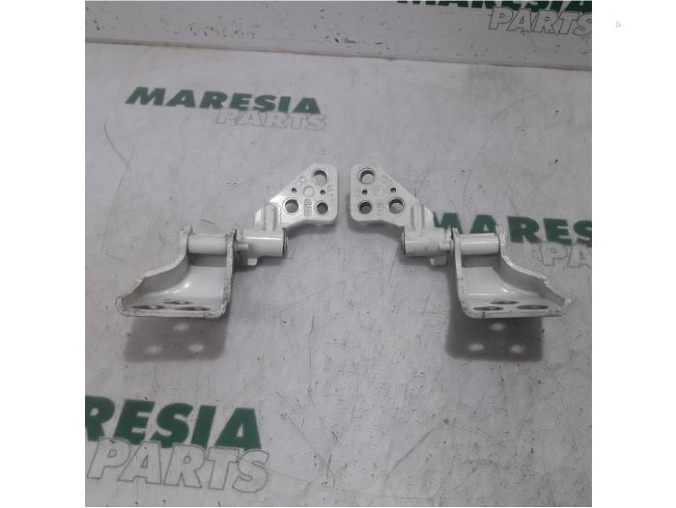 Peugeot - Partner - Rear door hinge, left
