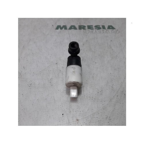 Renault - Megane Scenic - Windscreen washer pump