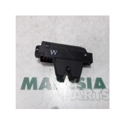 Peugeot - 206 - Tailgate lock mechanism