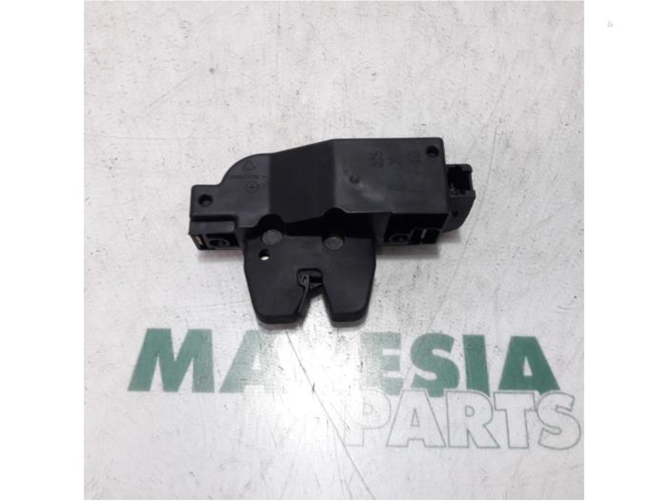 Peugeot - 206 - Tailgate lock mechanism
