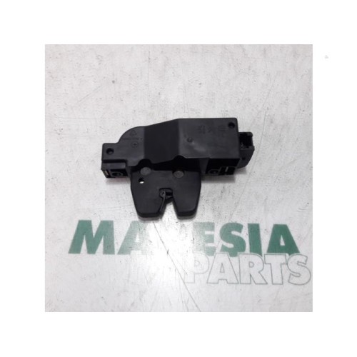 Peugeot - 206 - Tailgate lock mechanism