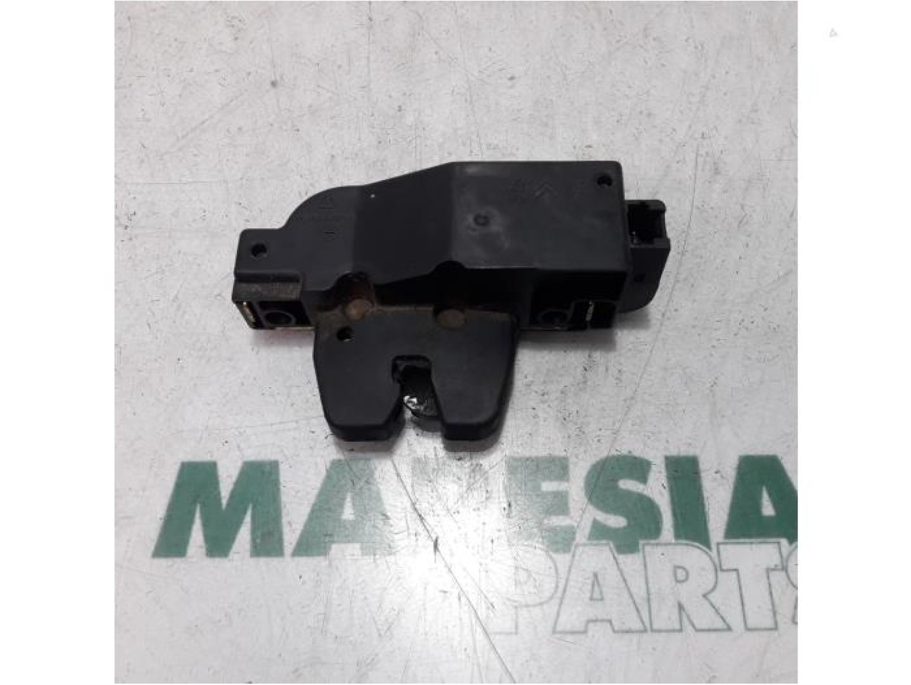 Peugeot - 206 - Tailgate lock mechanism