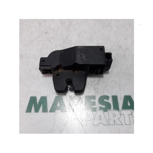 Peugeot - 206 - Tailgate lock mechanism