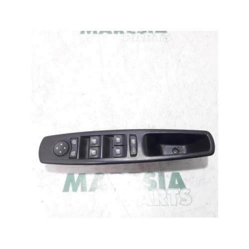 Renault - Megane - Multi-functional window switch