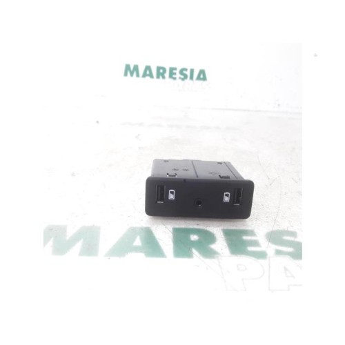 Renault - Megane Scenic - AUX / USB connection