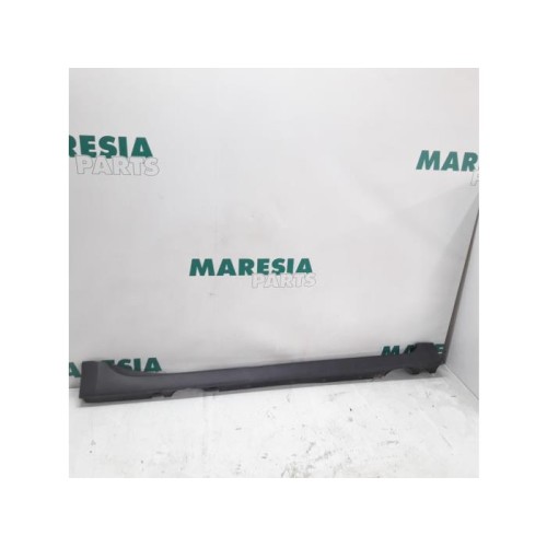 Renault - Megane Scenic - Side skirt, right