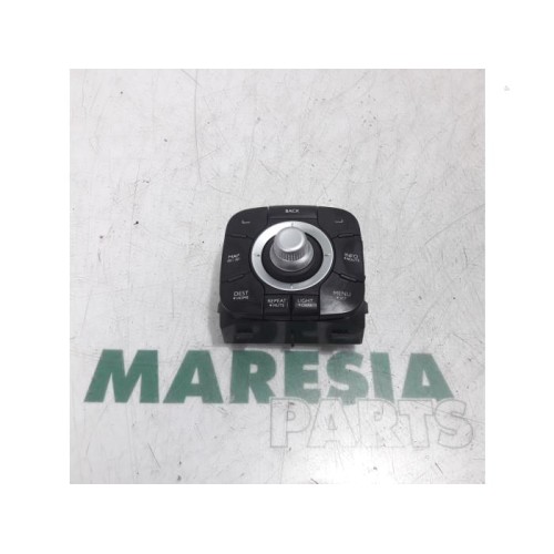 Renault - Megane Scenic - Multi-media control unit