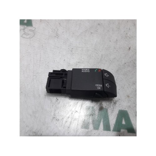 Renault - Clio - Steering wheel mounted radio control