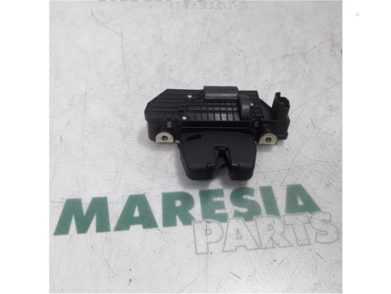 Peugeot - 208 - Tailgate lock mechanism