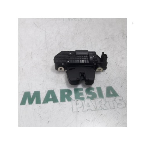 Peugeot - 208 - Tailgate lock mechanism