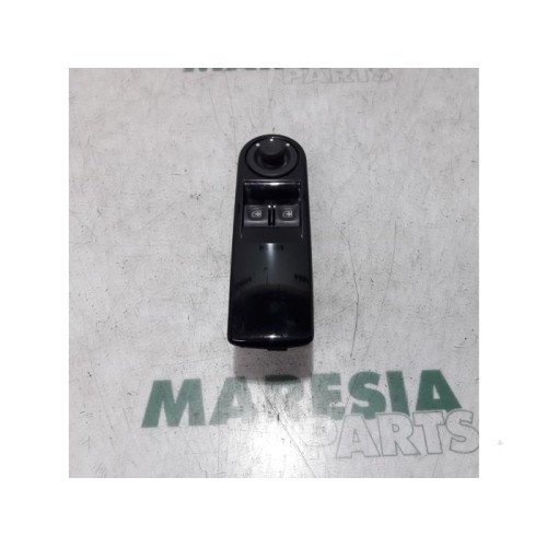 Renault - Clio - Multi-functional window switch