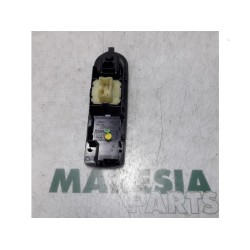 Renault - Clio - Multi-functional window switch