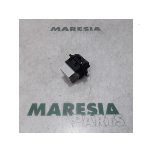 Renault - Clio - Heater resistor