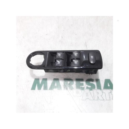 Renault - Clio - Multi-functional window switch