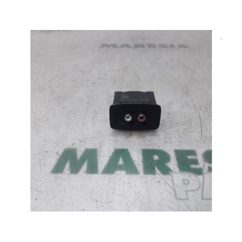 Renault - Scenic - AUX / USB connection