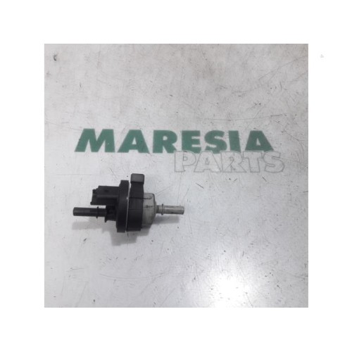 Renault - Clio - Vacuum valve