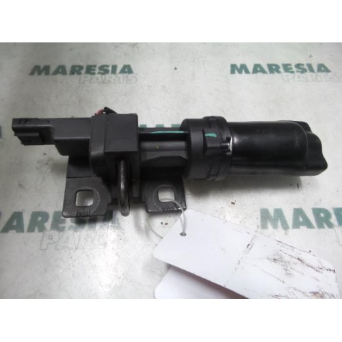 Renault - Vel Satis - Tailgate lock mechanism