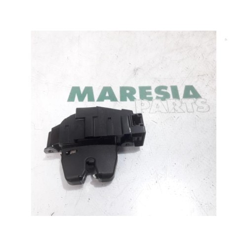 Peugeot - 308 - Tailgate lock mechanism
