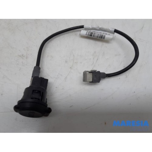 Peugeot - Partner - AUX / USB connection