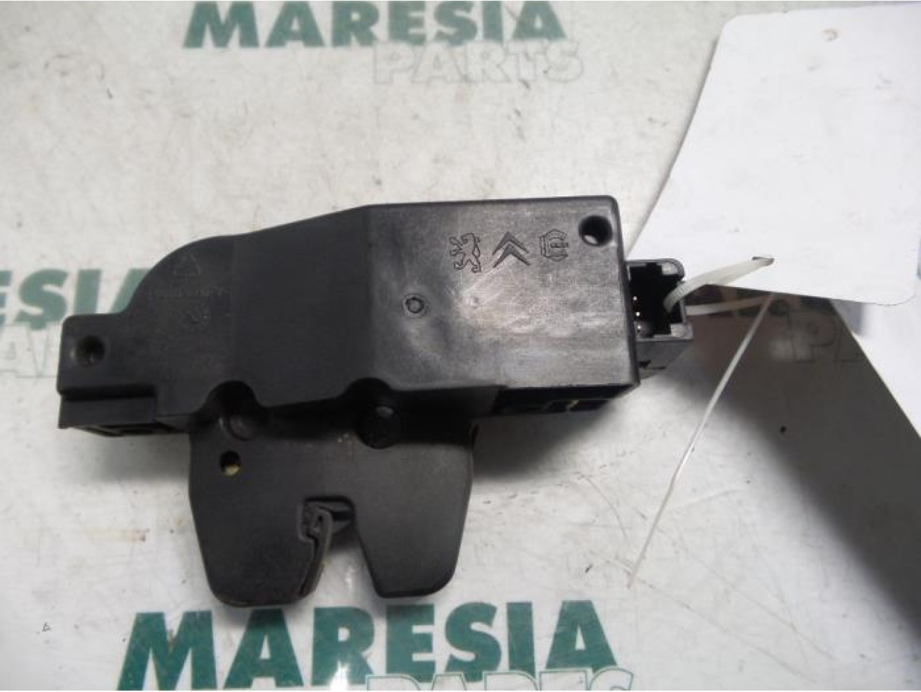 Peugeot - 607 - Tailgate lock mechanism