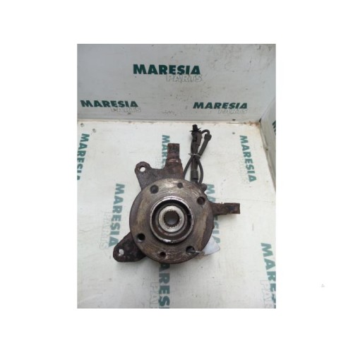 Renault - Megane - Fusee links-voor