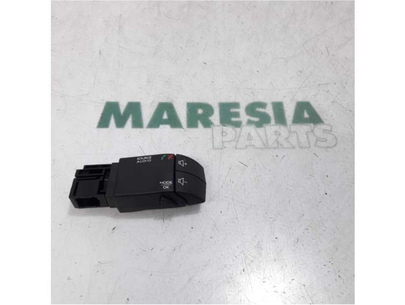 Renault - Clio - Commande radio volant