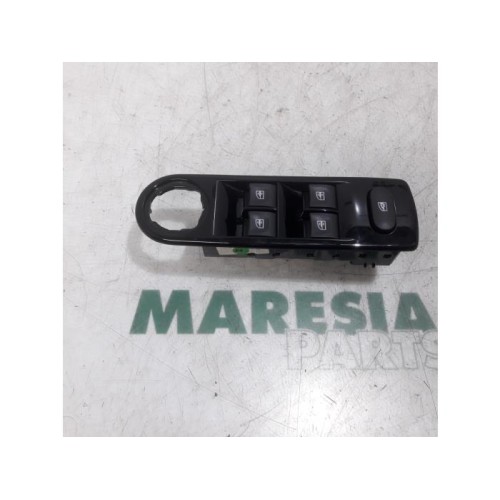 Renault - Clio - Multi-functional window switch