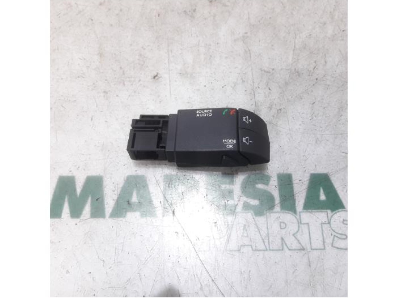 Renault - Clio - Steering wheel mounted radio control