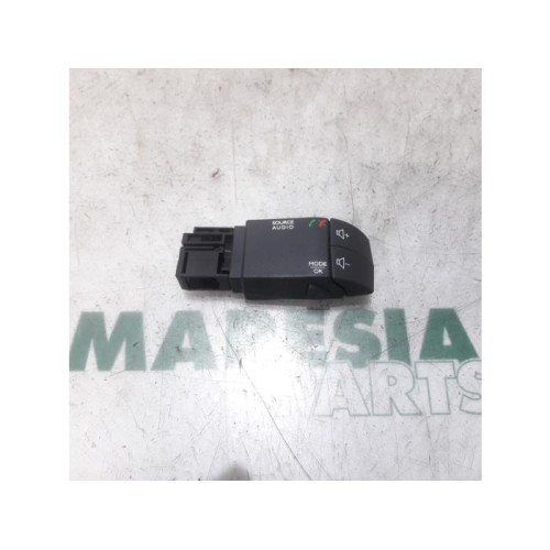 Renault - Clio - Commande radio volant