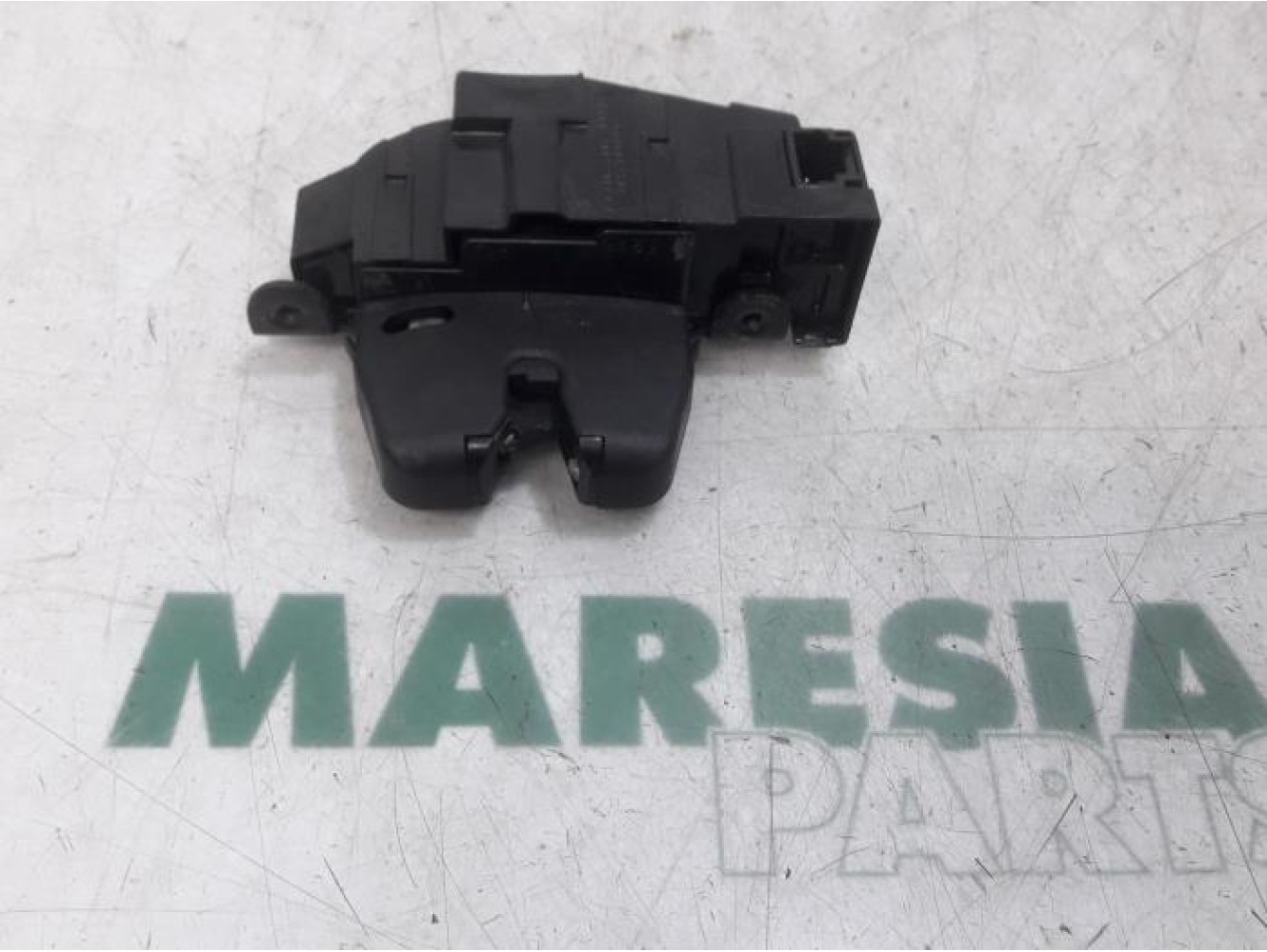 Peugeot - 207 - Tailgate lock mechanism