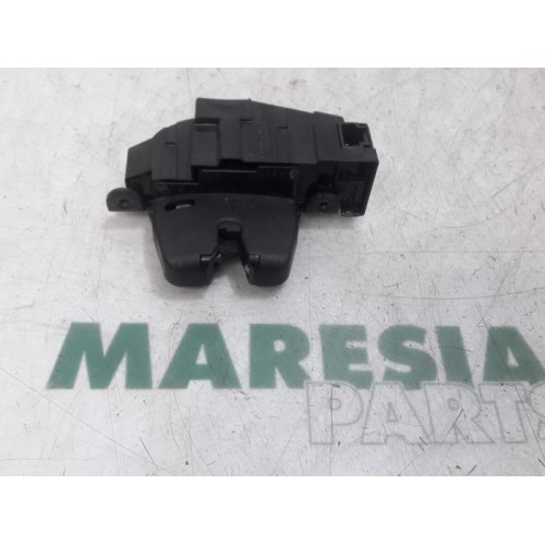 Peugeot - 207 - Tailgate lock mechanism
