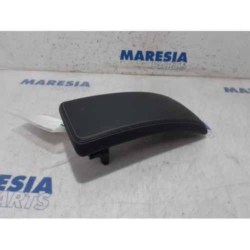 Renault - Megane - Armrest