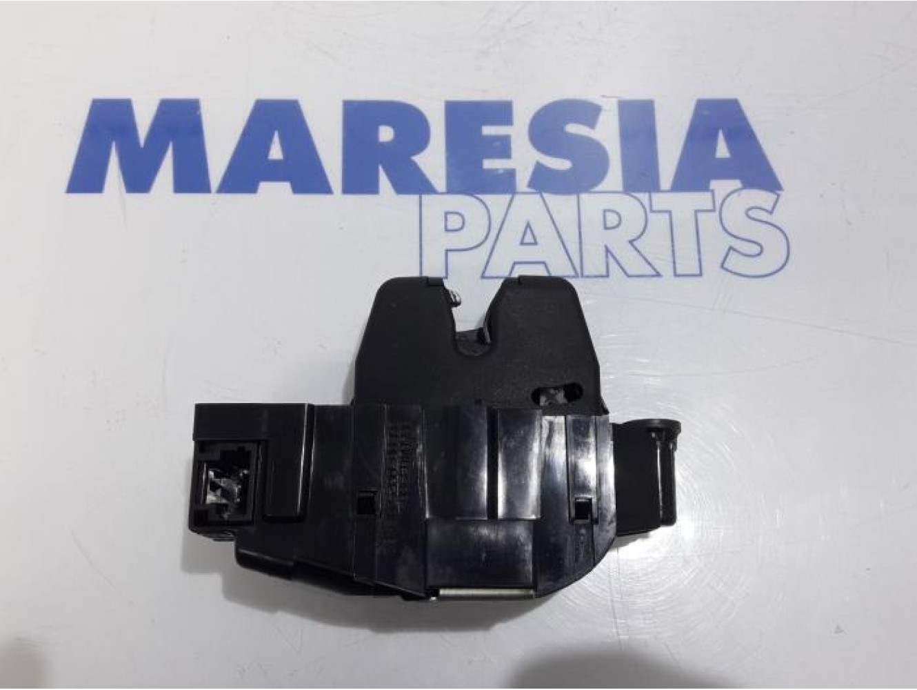 Peugeot - 308 - Tailgate lock mechanism
