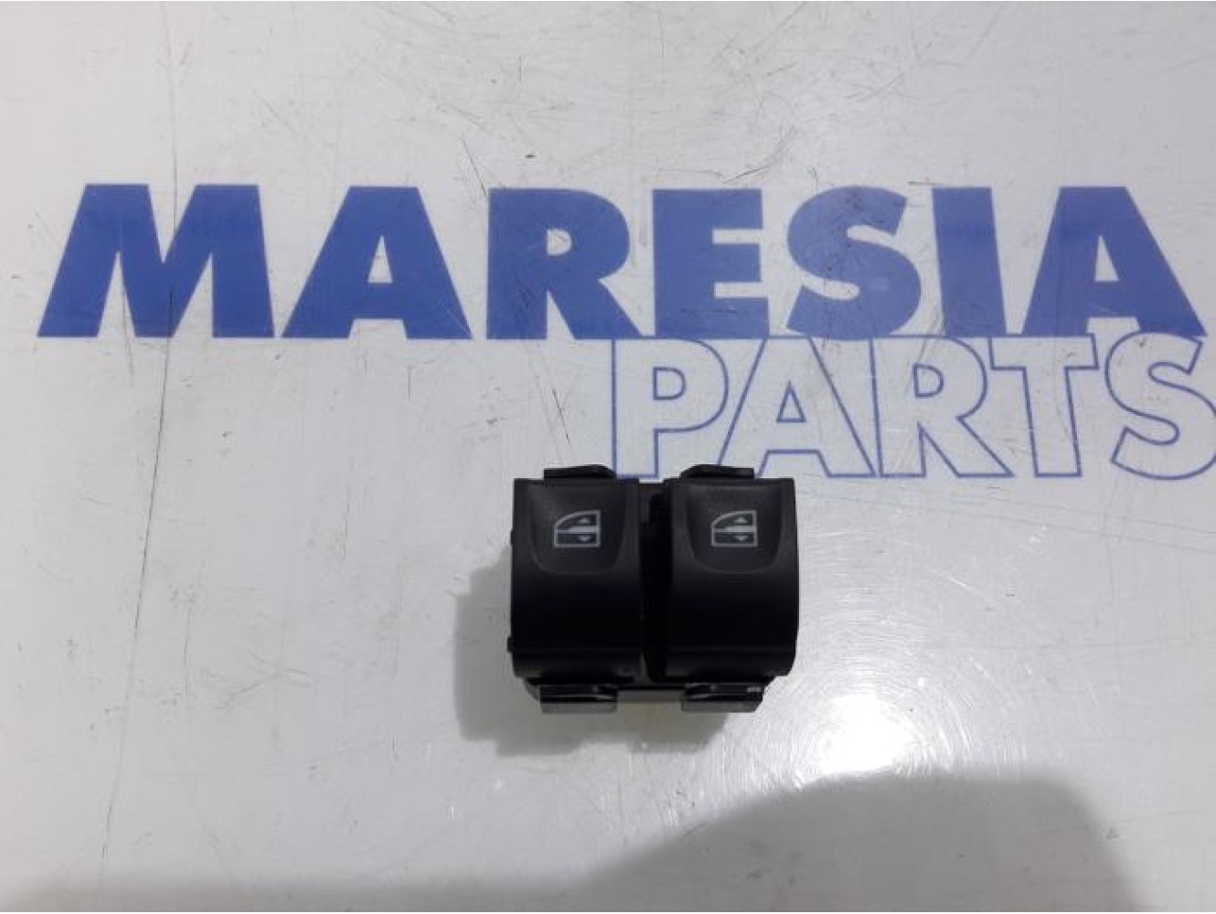 Renault - Clio - Multi-functional window switch
